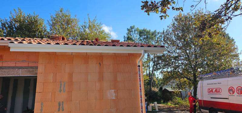 Gouttières N325 en alu blanches avec des descentes de dimensions 60x80 de qualité à Parentis-en-Born dans les Landes