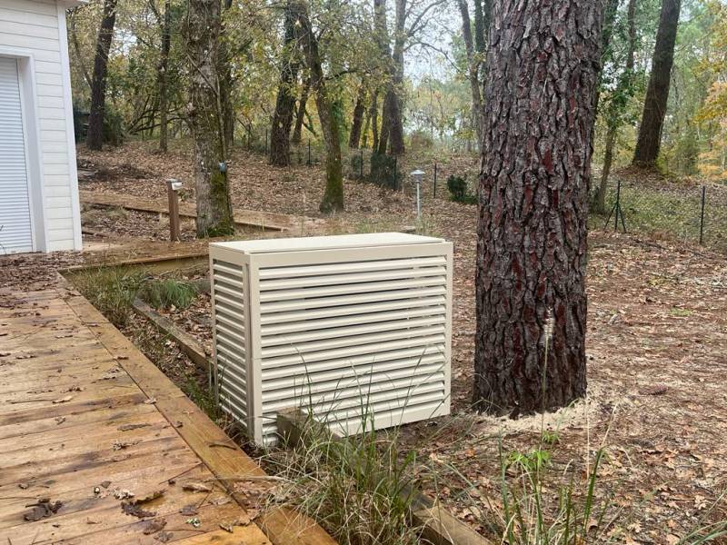 Habillage en aluminium des faces d'un moteur de climatiseur près d'Ychoux