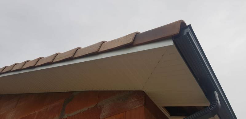 Pose par un professionnel d'un habillage de bandeaux aluminium blanc, de gouttières G300 et de descentes 60x80 blanches à Mimizan