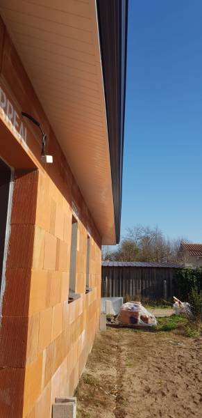 Quels experts choisir pour un habillage bandeau blanc, des gouttières G300 et des descentes 60x80 bleu ardoise près d’Orx