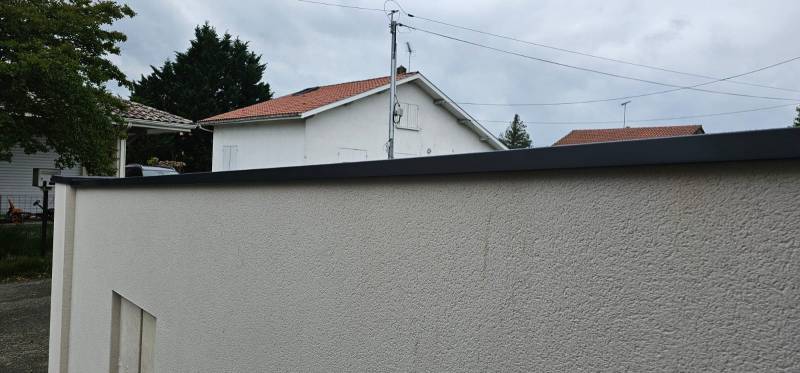 Couvertine en pliage bleu ardoise, chapeaux de piliers et appuis de fenêtre blancs pour vos façades à Parentis-en-Born