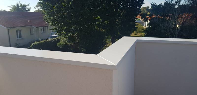 Couverture mécanique blanche et des descentes rondes blanches à Biscarrosse