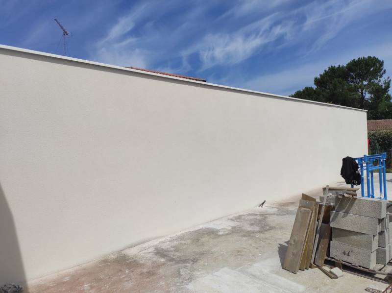 Protéger avec des couvertines et gouttières Niagara blanches en continu ma toiture contre les intempéries et améliorer son esthétique à Biscarrosse dans les Landes