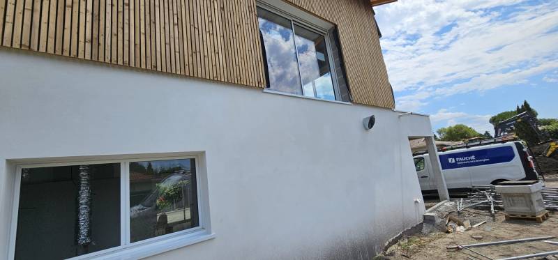 Appui fenêtre blanc en alu pour améliorer l’esthétique d’un établissement médical à Biscarrosse par Alu Gouttières Bisca