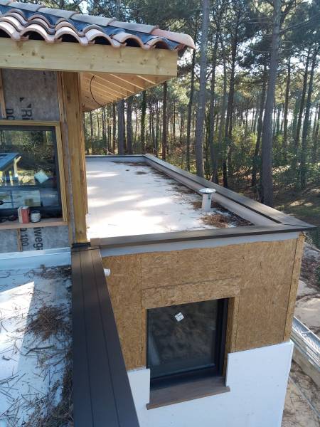 Pose de couvertine DAL'ALU en continu de couleur noir graphite