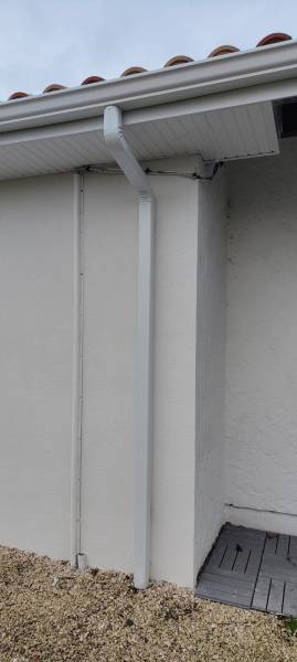 Sous-faces PVC, bandeaux Alu blancs et gouttières G300 blanches à Orx