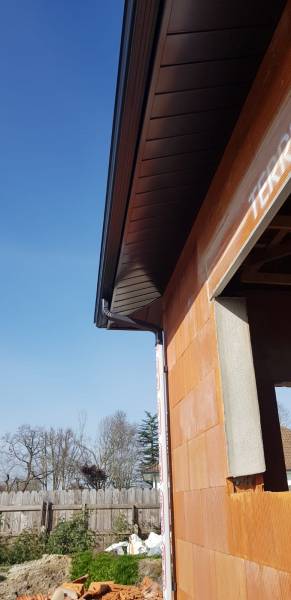 Quel professionnel pour sublimer une maison avec des lambris, habillages de bandeaux et gouttières en aluminium bleu ardoise près d'Orx