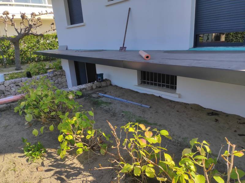 Habillage de vos extérieurs avec le style grâce à des couvertines mécaniques bleu ardoise de qualité à Mimizan