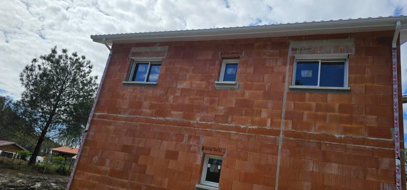 Gouttières corniche traditionnelle G300 avec descentes 60x80, sous-faces PVC et bandeaux en aluminium couleur blanche par des spécialistes à Luë