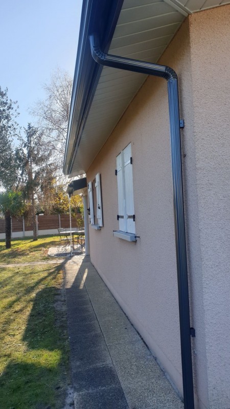 Installation d'un habillage des bandeaux en aluminium sur une maison située à Cazaux