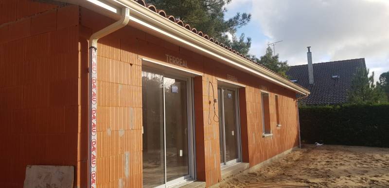 Opter pour les gouttières G300 et les descentes 60x80 ton pierre à Orx