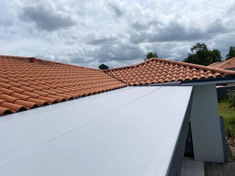 Étanchéité durable et sur-mesure sur toile de verre en membrane PVC pour un toit terrasse esthétique et moderne à Biscarrosse dans les Landes