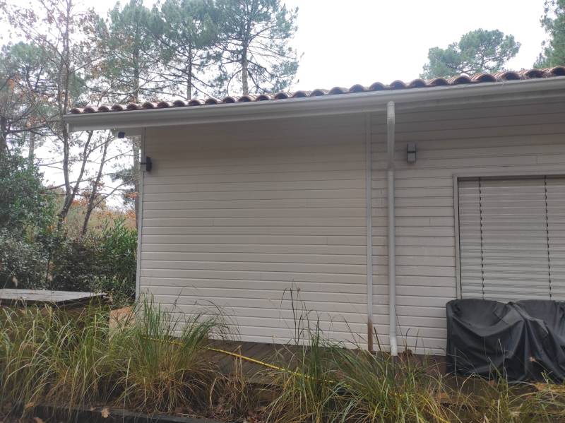 Raccord de gouttières San Marco 33 avec des descentes d’un diamètre de 80 de de couleur blanche à Biscarrosse dans les Landes