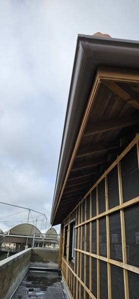 Pose sur votre toit des gouttières aluminium bronze sur mesure à Parentis-en-Born