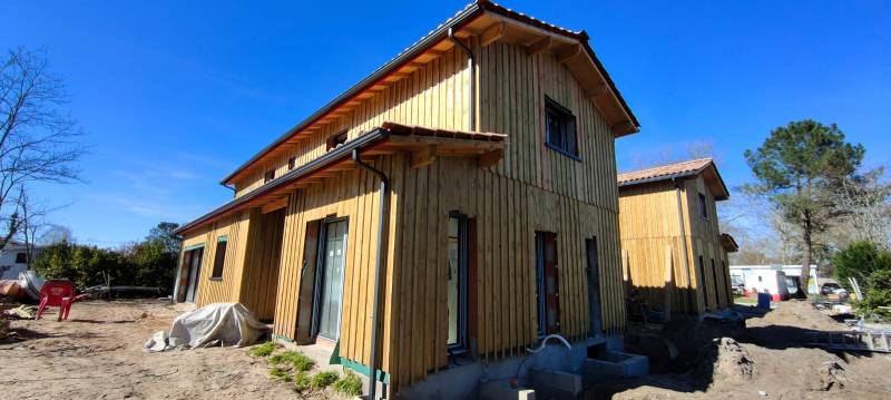 Gouttières Niagara N325, de descentes 60x80 et d’un appui de fenêtre bleu ardoise par des pros à Cazaux