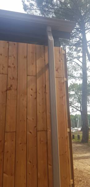 Gouttières Niagara de couleur bronze et boite à eau DAL'ALU sur ma maison située près d’Orx