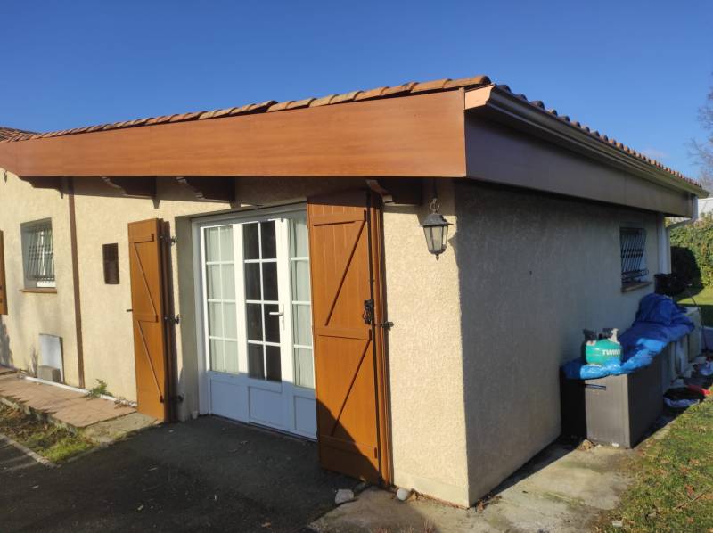 Sublimer votre maison à Cestas avec des bandeaux bois chêne doré et des gouttières Niagara de couleur cuivre