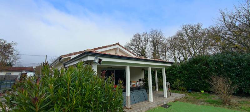 Choisir des professionnels pour des gouttières et descentes en aluminium bleu ardoise près de Saint-Pierre-du-Mont