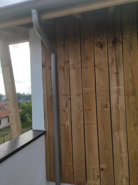 Pose de descentes et de dauphins de qualité de couleur bronze de diamètre 80 pour évacuer les eaux pluviales à Parentis-en-Born