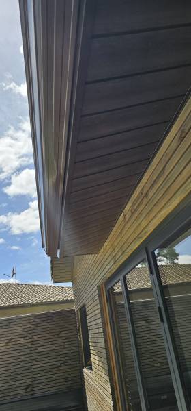 Sous-face en aluminium de couleur chêne foncé, gouttières G400 et leurs descentes marrons de qualité à Belin-Béliet