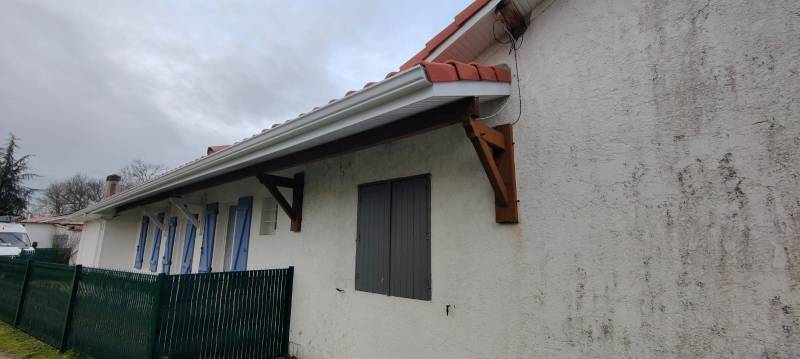 Trouver des sous-faces PVC, bandeaux Alu blancs et gouttières G300 blanches à Orx