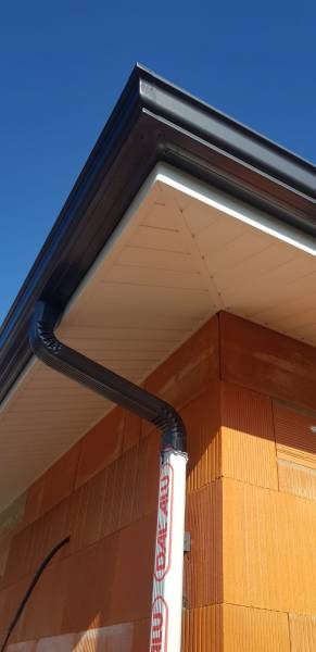 Quelle entreprise choisir pour un habillage bandeau blanc, des gouttières G300 et des descentes 60x80 bleu ardoise près d’Orx