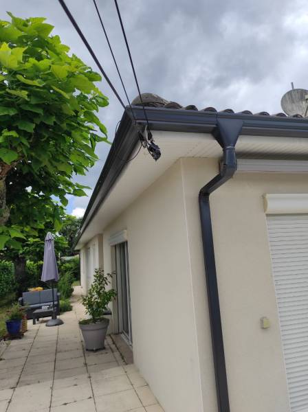 Quelle entreprise choisir pour installer des gouttières Niagara de couleur bleu ardoise aux alentours de Saint-Pierre-du-Mont