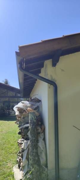 Installer efficacement des gouttières Niagara bleu ardoise  à Orx