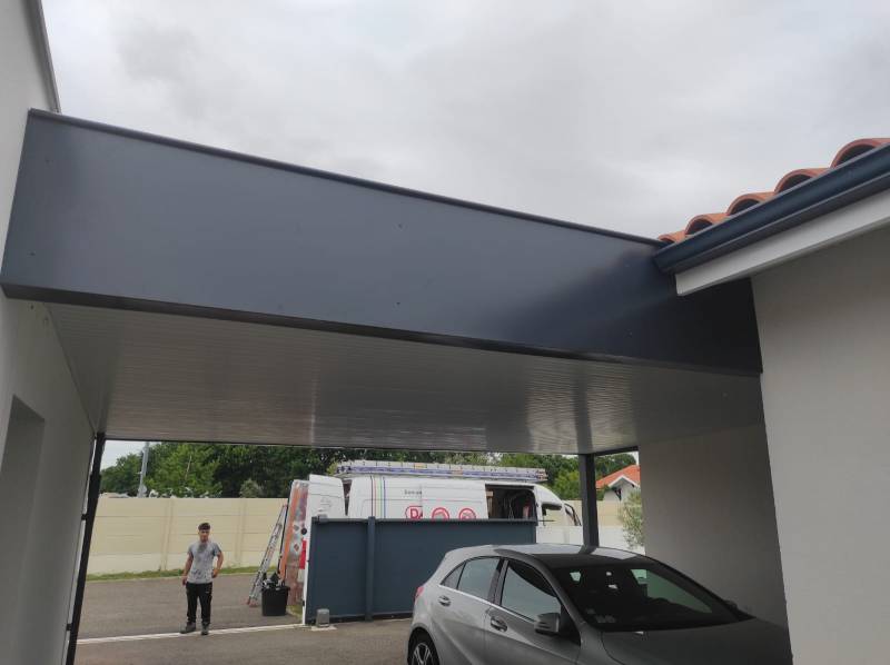 Protégez votre maison grâce à des professionnels des eaux pluviales avec un habillage, des gouttières de type corniche G300 avec leurs descentes de couleur bleu ardoise près de Parentis-en-Born