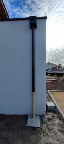 Installation d'une boite à eau et de ses descentes bleu ardoise à Orx