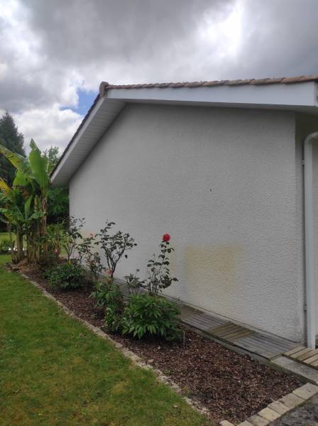 Lambris en aluminium et un habillage en bandeaux blancs de qualité pour une façade élégante et une apparence moderne sur mesure au Barp en Gironde