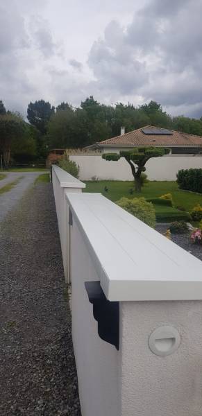 Couvertines en continu en aluminium blanc sur mesure pour un muret situé à Parentis-en-Born