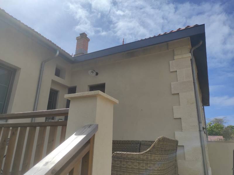 Améliorer votre maison à Arès avec un habillage bandeaux noir graphite sur mesure