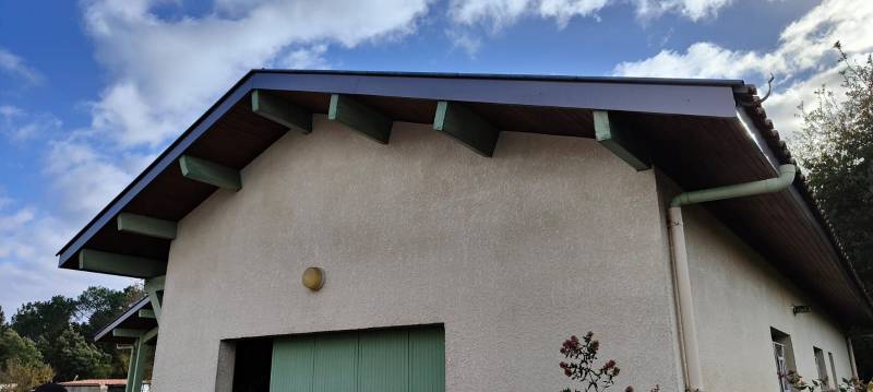 Habillage en bandeaux couleur bronze par un professionnel pour une maison aux alentours d'Ychoux