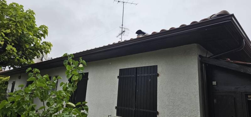 Quels avantages offrent des gouttières n325 de couleur marron avec descentes 80mm installées par des professionnels à Mimizan