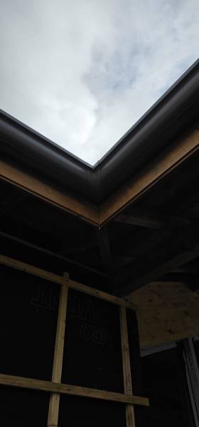 Opter pour une entreprise pour installer sur votre toit des gouttières aluminium bronze sur mesure à Parentis-en-Born