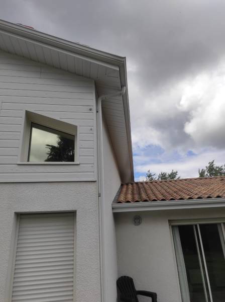 Lambris en aluminium et un habillage en bandeaux blancs pour une façade élégante et une apparence moderne au Barp