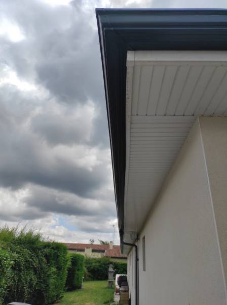 Choisir DAL'ALU pour installer des gouttières Niagara de couleur bleu ardoise aux alentours de Saint-Pierre-du-Mont