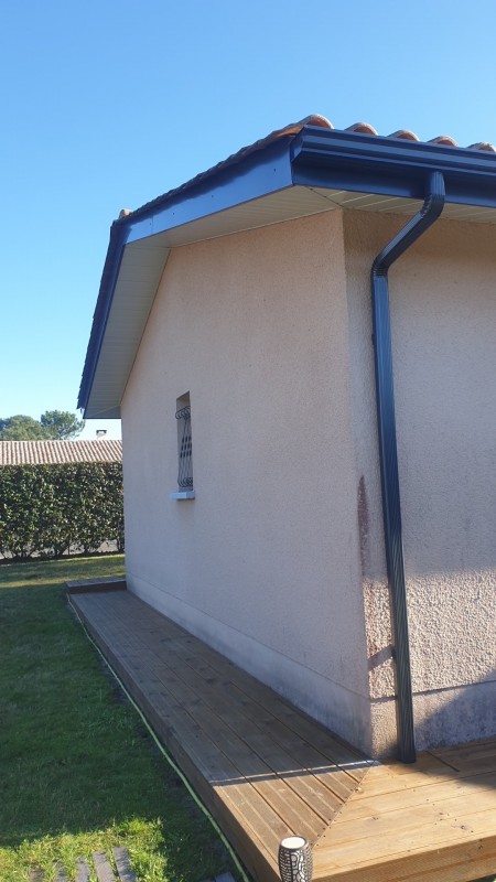 Pose de l'habillage en aluminium anthracite sur une maison située à Cazaux