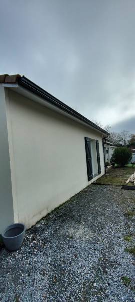 Choisir une entreprise pour des gouttières et descentes en aluminium bleu ardoise près de Saint-Pierre-du-Mont