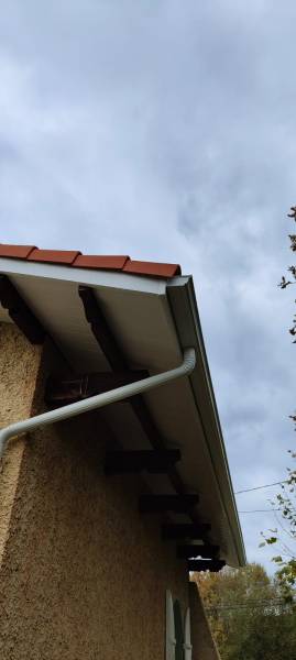 Pose par Alu Gouttières Bisca d'une gouttière G300 et de coudes 60x80 blancs près de Mézos