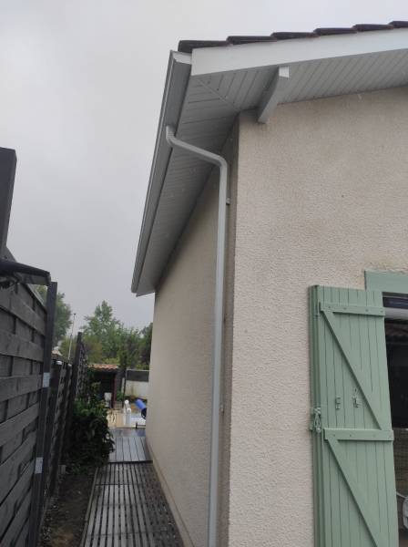 Installation de lambris en aluminium d‘un habillage de bandeaux et des gouttières Niagara à Saint-Pierre-du-Mont