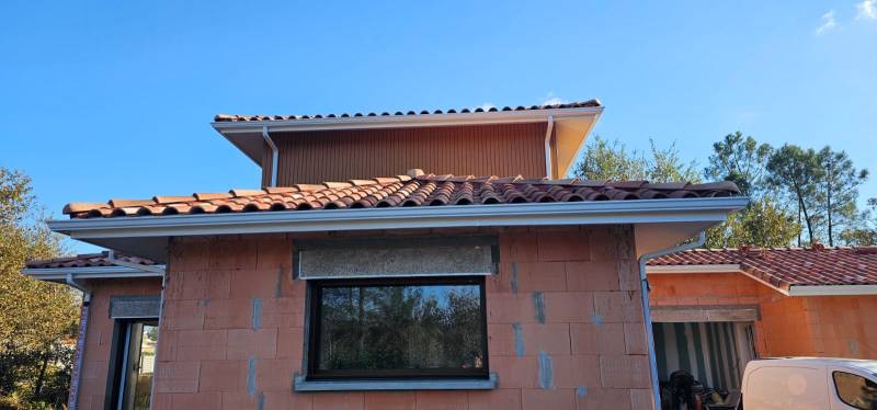 Gouttières N325 en alu blanches avec des descentes de dimensions 60x80 pas chères à Parentis-en-Born dans les Landes