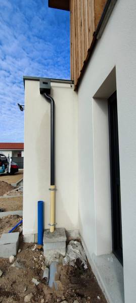 Mise en place par AGB d'une boite à eau et de ses descentes bleu ardoise à Orx