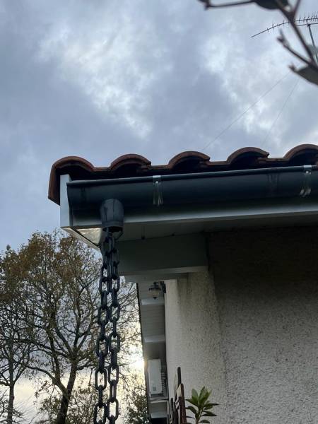 Mise en place par Alu Plus Gouttières de lambris et de bandeaux en aluminium d’un bâtiment située près d’Orx