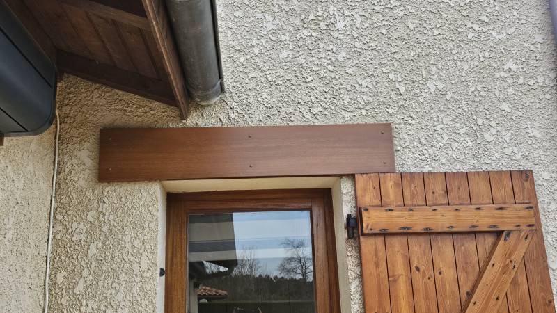 Sublimer votre extérieur avec des habillages bandeaux de qualité et poutres couleur chaîne doré pour un aspect esthétique à Salles