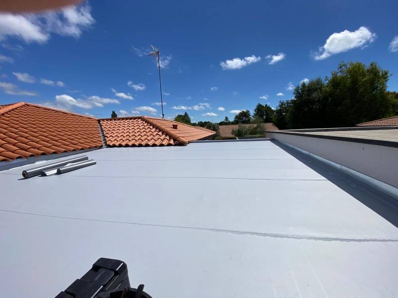 Étanchéité durable de qualité sur toile de verre en membrane PVC pour un toit terrasse esthétique et moderne à Biscarrosse