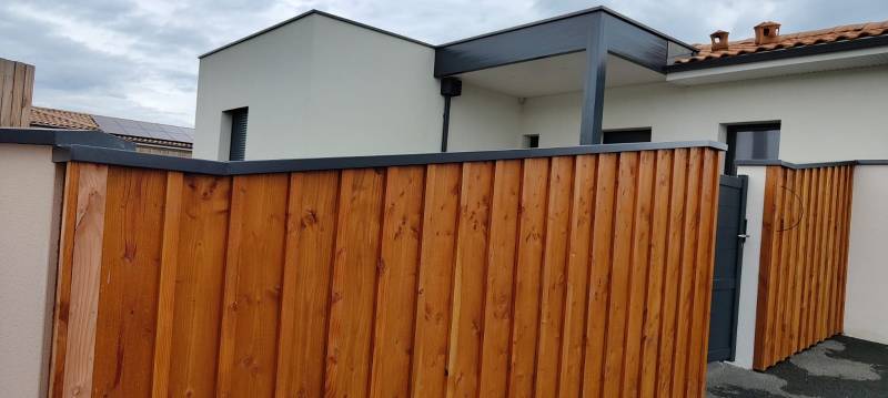 Quelle entreprise choisir pour une installation de couvertine bleu ardoise en pliage à Orx