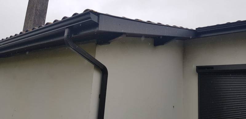 Pourquoi choisir un habillage de bandeaux noir graphite de qualité et des gouttières Niagara sur mesure à Mimizan