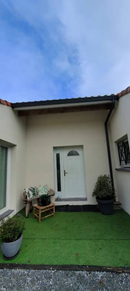 Opter pour une entreprise pour des gouttières et descentes en aluminium bleu ardoise près de Saint-Pierre-du-Mont